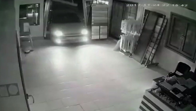 Düzce'de otomobil dükkana böyle girdi...