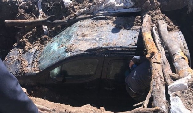 PKK'lı hainler, polise ateş açtıkları aracı yer altına gömmüş