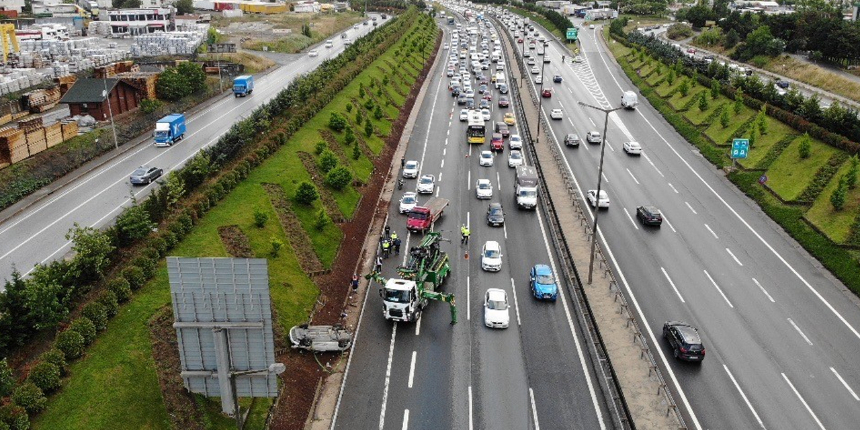 TEM'de otomobil takla attı, trafik felç oldu