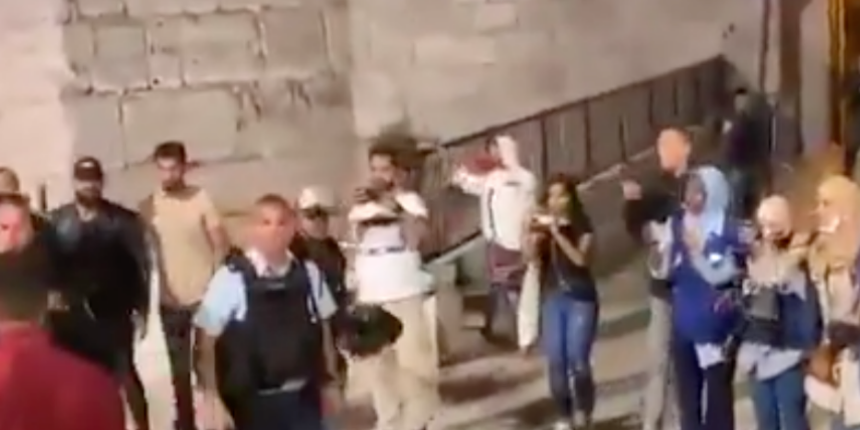 Süpürgelerle Kudüs'ün sokaklarını temizleyen Filistinlilere İsrail polisi müdahale etti!
