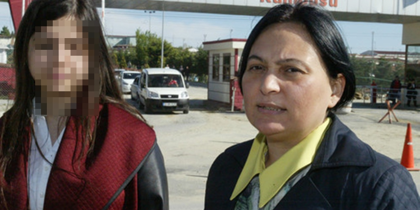 Evinden dolarlar çıktı! Kumpasçının eşi FETÖ’cülere böyle para dağıtmış...