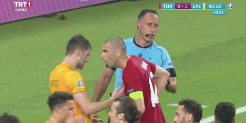 Burak Yılmaz, Galler maçının son dakikalarında sinir krizi geçirdi!
