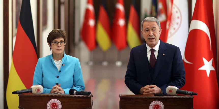 Bakan Akar, Almanya Savunma Bakanı ile görüştü