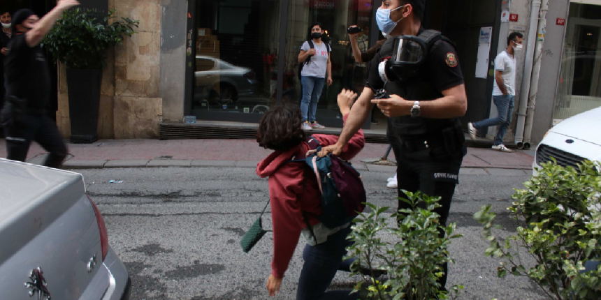 İzmir HDP'ye yapılan saldırının protestosunda arbede yaşandı