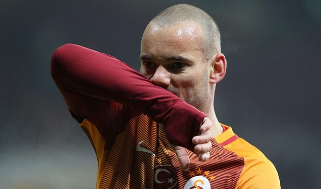 Galatasaray Wesley Sneijder için ikiye bölündü