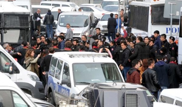 İstanbul Adalet Sarayı'nda eylem yapan gruba polis müdahale etti / VİDEO