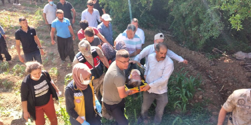 Düğün yolunda araçları devrildi: 5'i çocuk 10 yaralı
