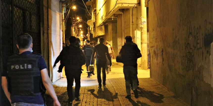 Restorana ve polise ateş açtılar, balkonda uyuyan kadın vuruldu