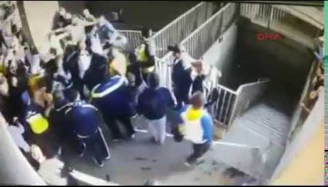Derbide tribünde 1 kişinin bıçaklandığı kavga kamerada