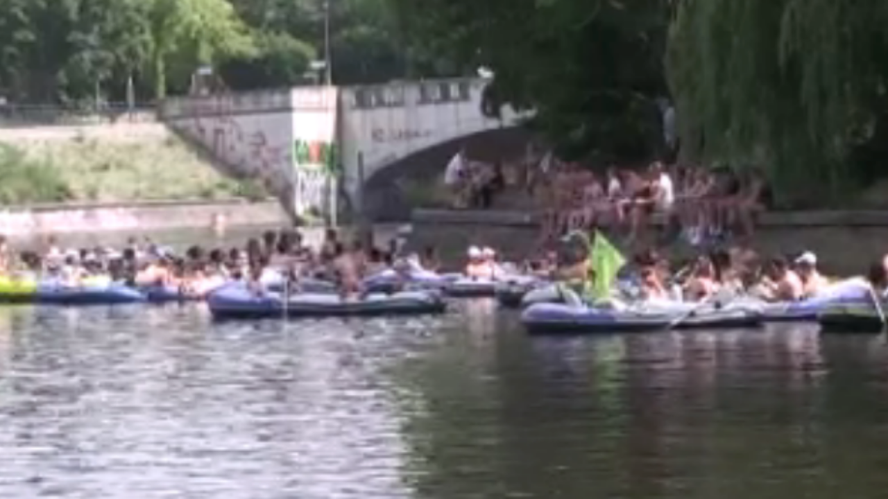 Berlin'de protesto için partilediler!
