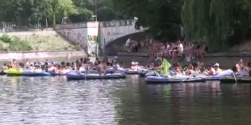 Berlin'de protesto için partilediler!