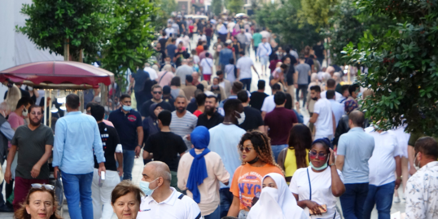 Turistler İstiklal Caddesi'ni doldurdu