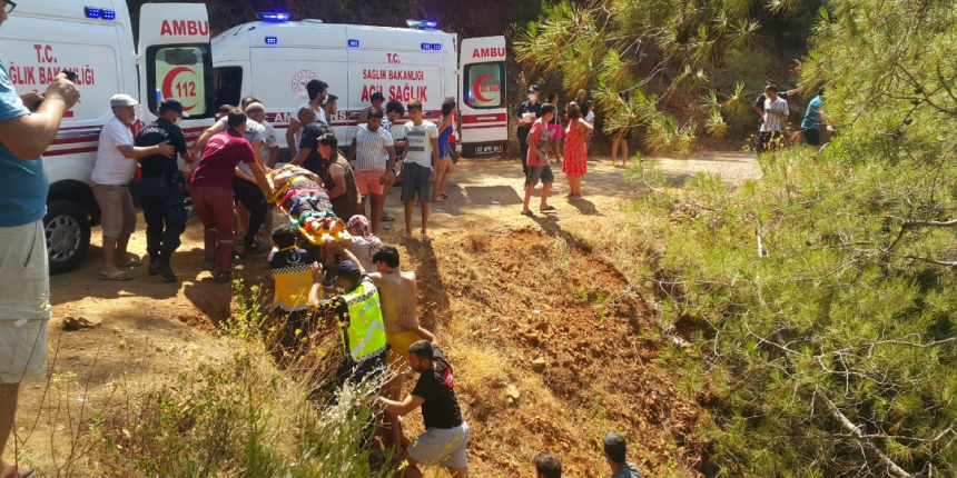 Otomobil uçuruma yuvarlandı, yaralılar insan zinciri ile kurtarıldı