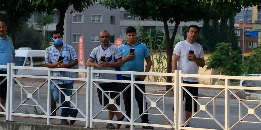 Dalgıç polisler cansız bedeni çıkarırken çevredeki vatandaşlar bunu yaptı