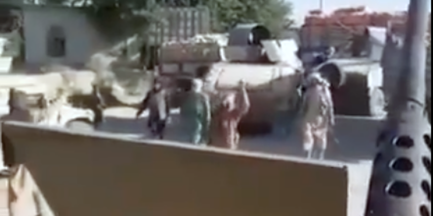 Taliban ilerleyişini sürdürüyor: Büyük miktarda silahı ele geçirdiler!