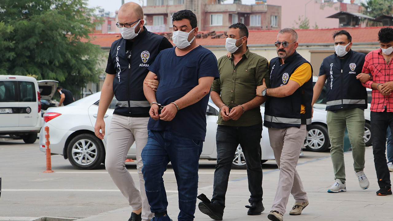Kumar baskınında mekanın sahibi paraya el koyan polisin elini ısırdı