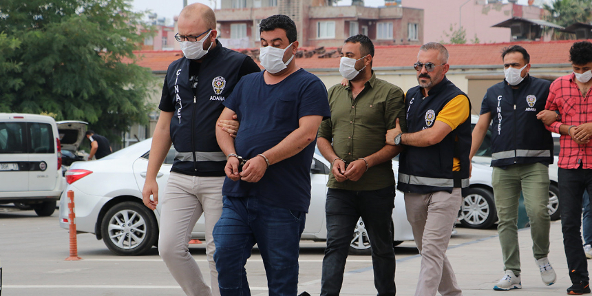 Kumar baskınında mekanın sahibi paraya el koyan polisin elini ısırdı