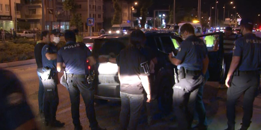 Trafik magandası! Makas attı, kurşun yağdırdı, sevgilisini alıp uzaklaştı