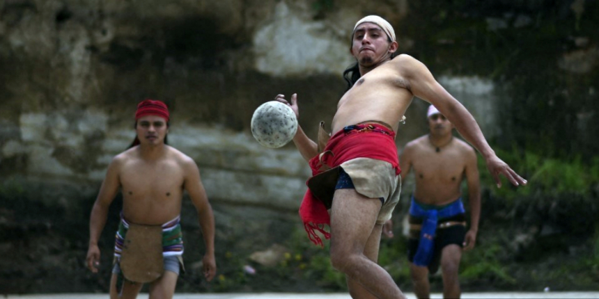 Topa sadece 'kalçalarınızla' vurabildiğiniz 3000 yıllık Maya sporu!