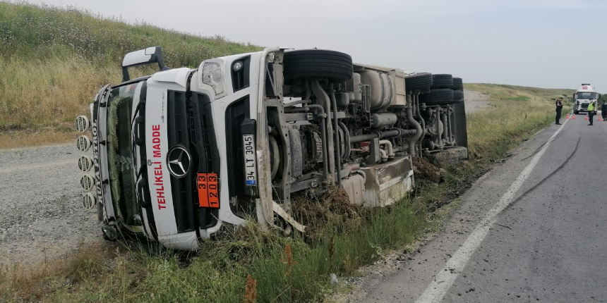Faciaya kılpayı! Yakıt tankeri devrildi, sızıntı alarma geçirdi