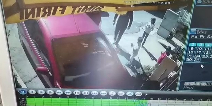 El frenini çekmeyi unuttu, otomobil dükkana daldı!