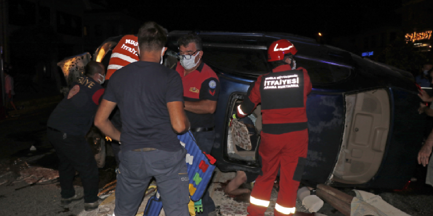 Kavşakta can pazarı! İki otomobil çarpıştı: 2’si ağır 8 yaralı