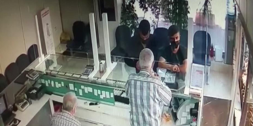Müşteri gibi girdikleri kuyumcudan hırsızlık yaptılar