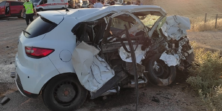 Araçlar kafa kafaya çarpıştı: 1 polis şehit oldu