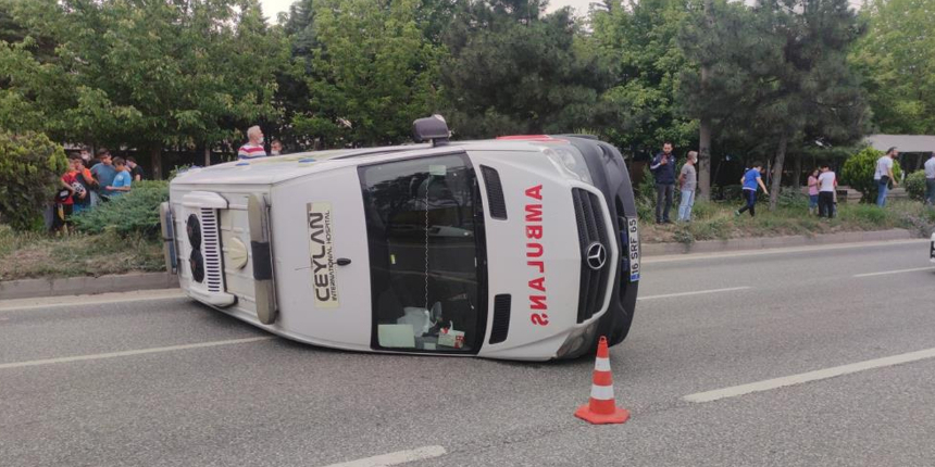 Ambulans kavşakta otomobille çarpıştı: 4 yaralı