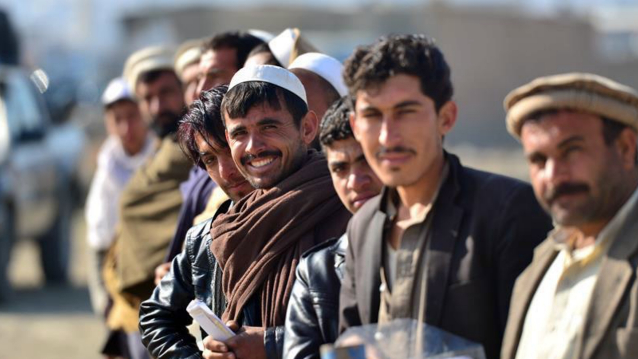 Afgan halkı, Taliban'a karşı savaşmak için silahlanmaya başladı!