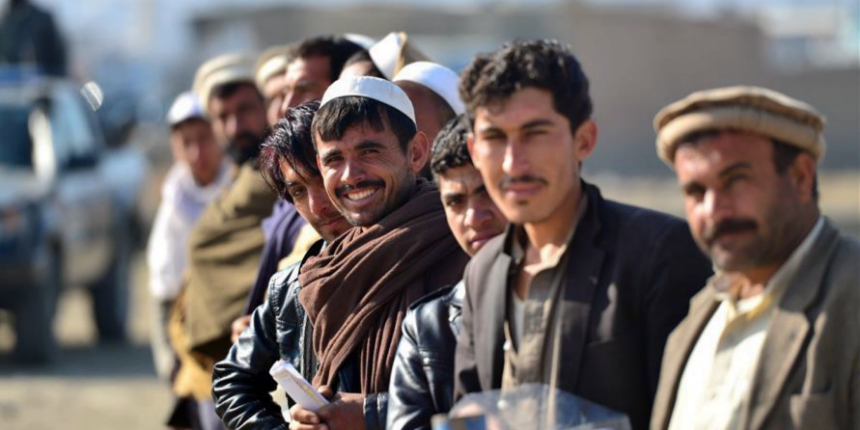 Afgan halkı, Taliban'a karşı savaşmak için silahlanmaya başladı!