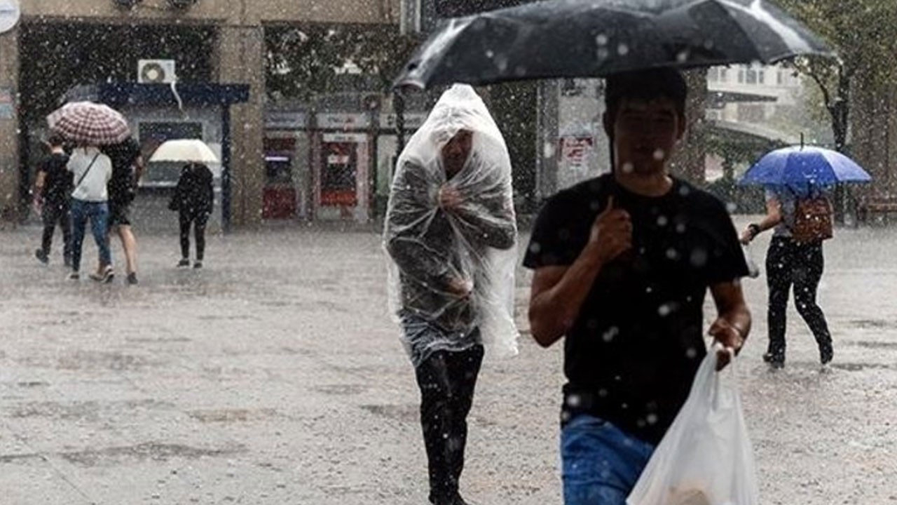 Meteoroloji uyarmıştı: İstanbul'da sağanak yağış başladı! Su baskınlarına dikkat!