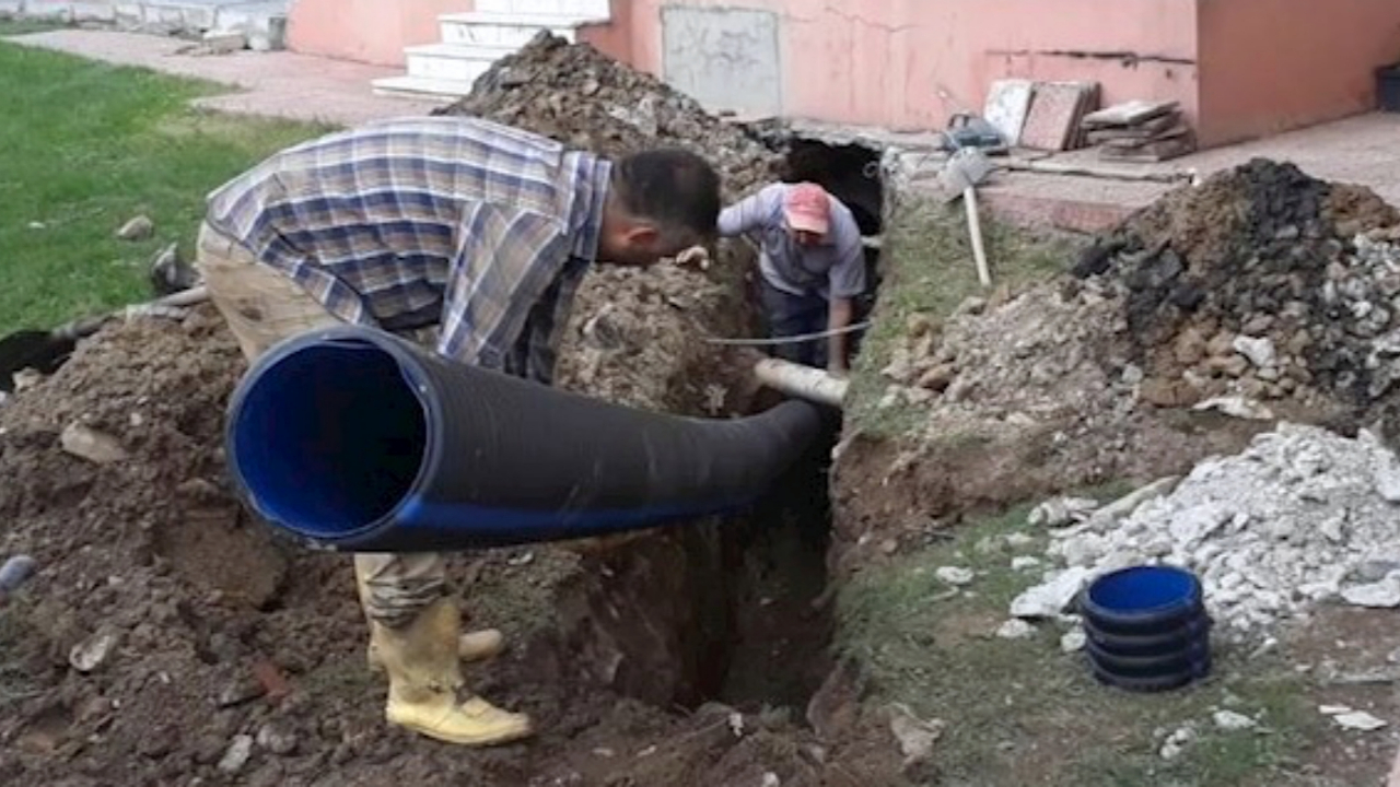 5 yaşındaki çocuk oyun oynarken kanalizasyon borusuna sıkıştı!