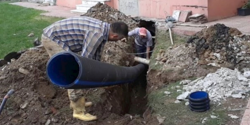 5 yaşındaki çocuk oyun oynarken kanalizasyon borusuna sıkıştı!