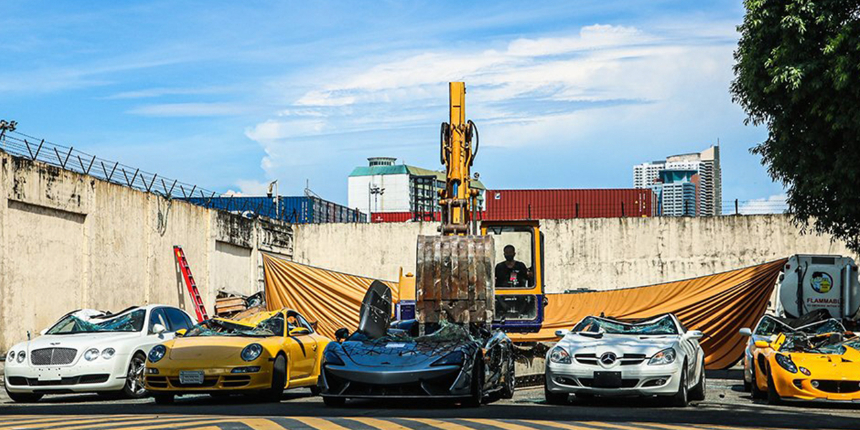 Süper lüks otomobilleri kepçeyle imha ettiler: Aralarındaki bir araç koleksiyon değerinde