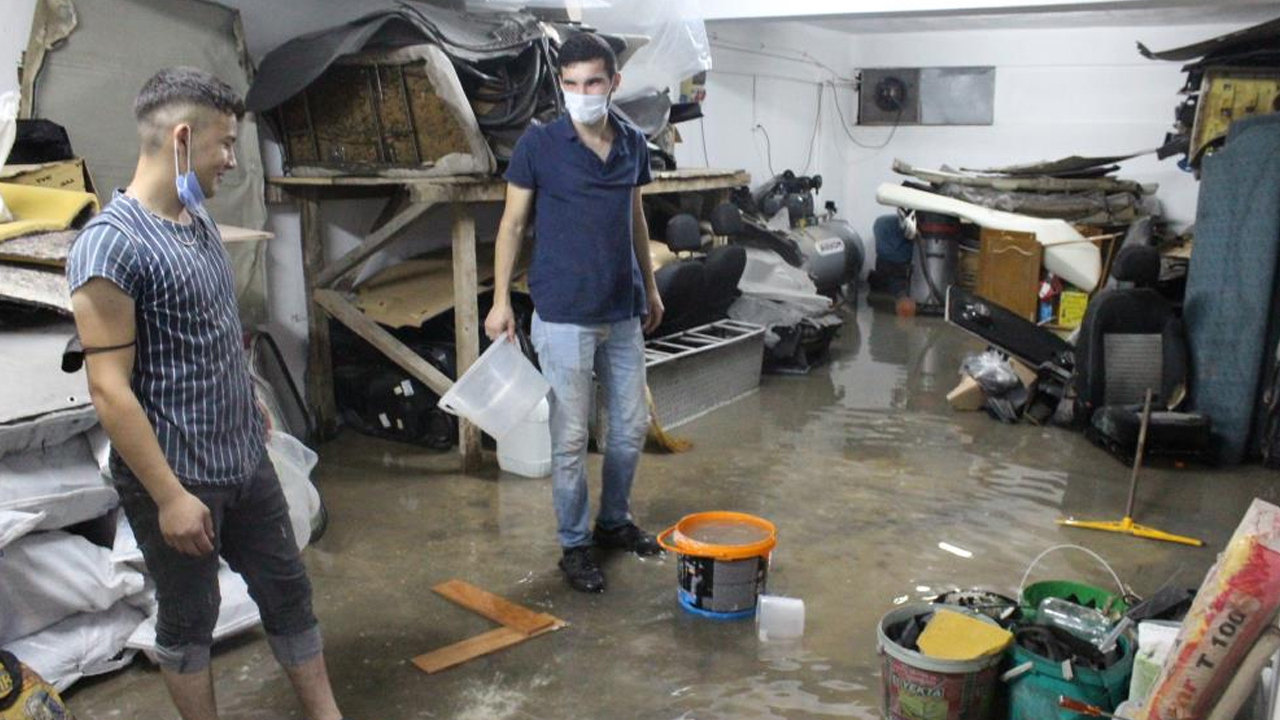 Ankara’da iş yerlerini su bastı, araçlar suya gömüldü