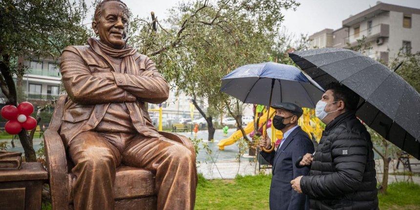 İzmir Büyükşehir Belediyesi 171 bin liraya heykel saydırtacak