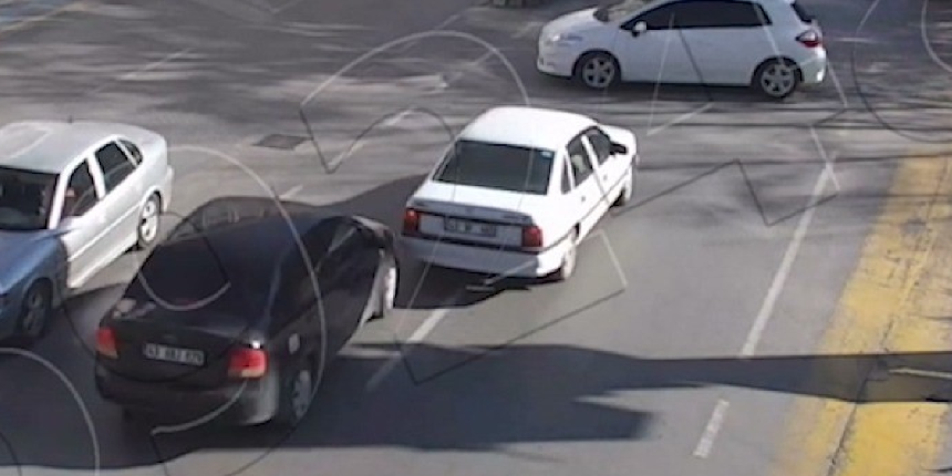 Kimi aşırı hız, kimi dikkatsizlikten! O kazalar saniye saniye kamerada