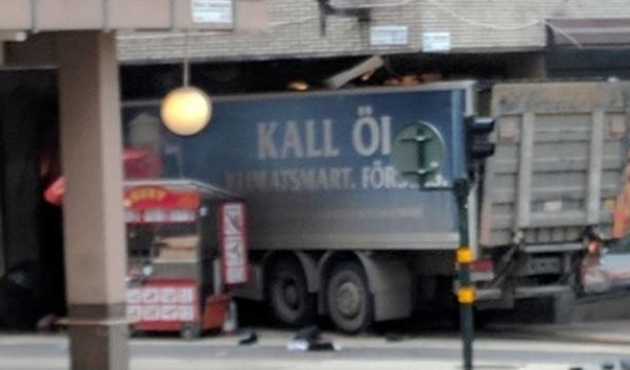 Stockholm'de kamyonlu terör saldırısı! Ölü ve yaralılar var... / VİDEO