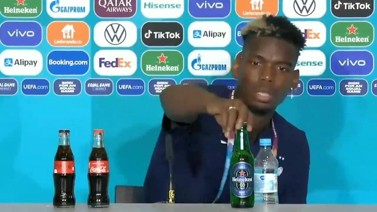 Devrimci Pogba... UEFA, basın toplantısında alkollü içecek şişelerin kaldırılması kararı verdi