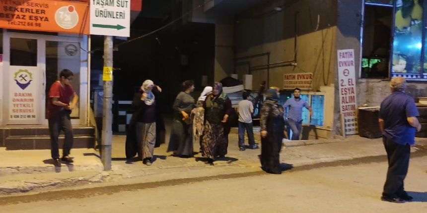 Bingöl depremi Muş'ta vatandaşları sokağa döktü
