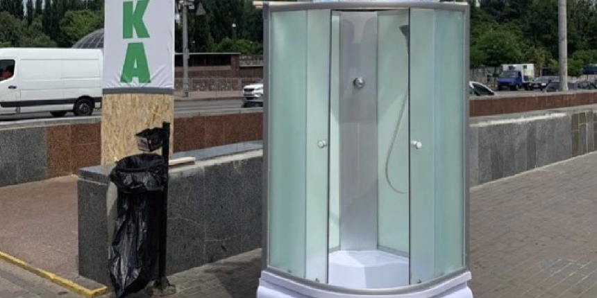 Metro önü seyyar duş! Sıcaklar 40 dereceye çıkınca sokaklara duş koydular