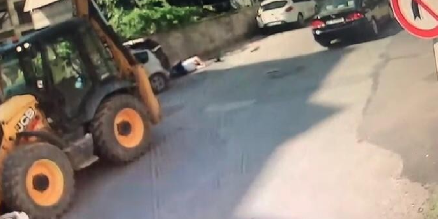 Yolda yürürken inanılmaz kaza! İki otomobil arasında sıkıştı