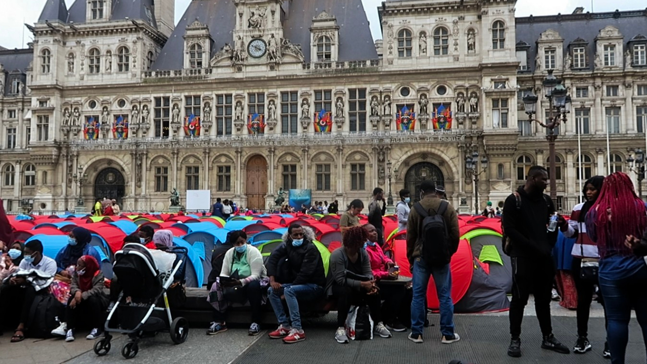 Paris'in ortasında çadır kent kuruldu!
