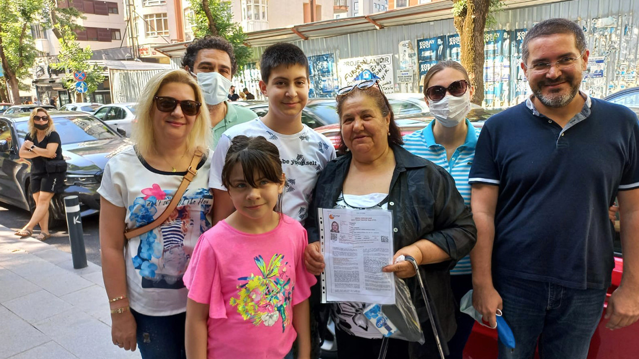 70 yaşındaki  teyze, torunlarıyla birlikte YKS'ye girdi
