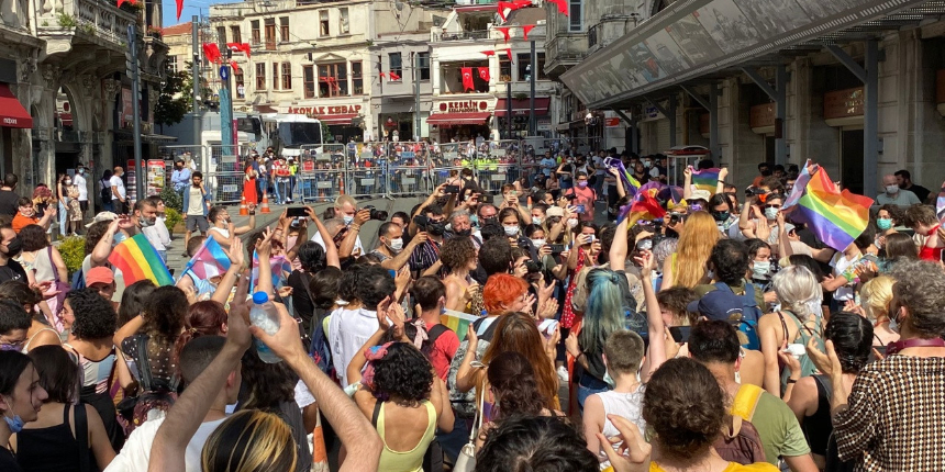 Taksim esnafı isyan etti: LGBT eylemi yüzünden iş yapamıyoruz!