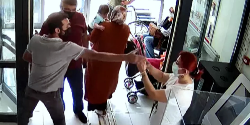 Aşısı birkaç dakika geciken kişi sinirlenerek doktora saldırdı!