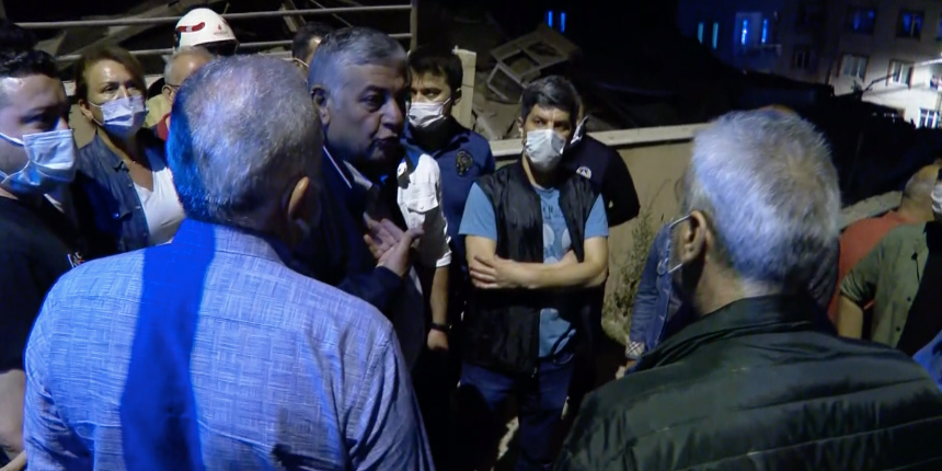 Çöken binayı görmeye gelen CHP'li başkana tepki