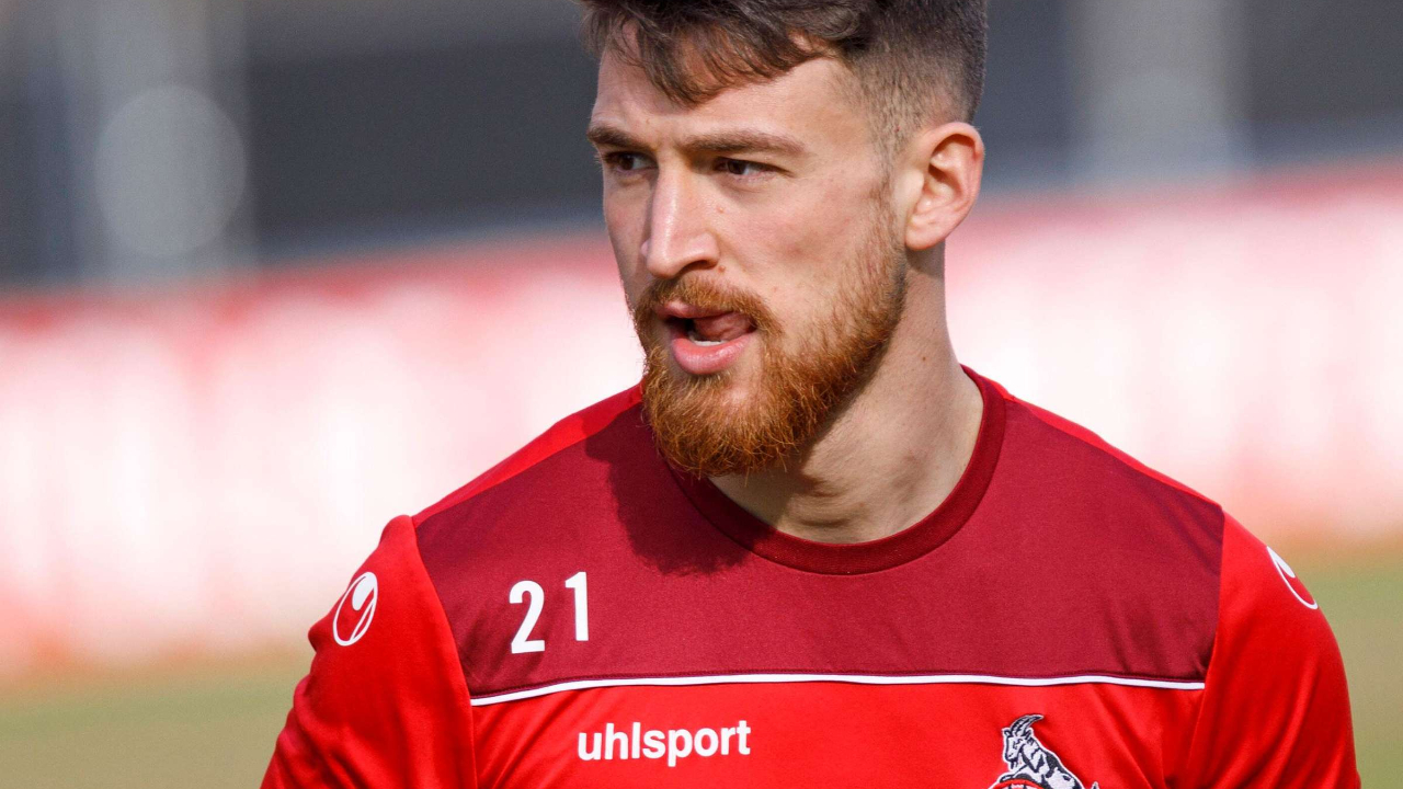 İsmi Süper Lig ekipleriyle anılan Salih Özcan, altyapısından yetiştiği Köln'de kaldı