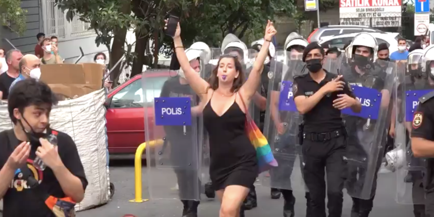 Alman sanatçıdan İstanbul'daki LGBTİ yürüyüşünde tepki çeken hareketler